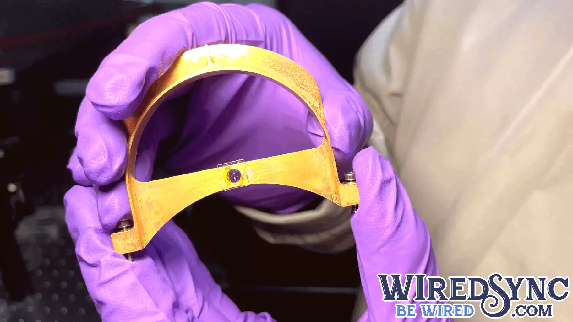 Breakthrough in Quantum Technology: Entangling Light and Electrons at Room Temperature